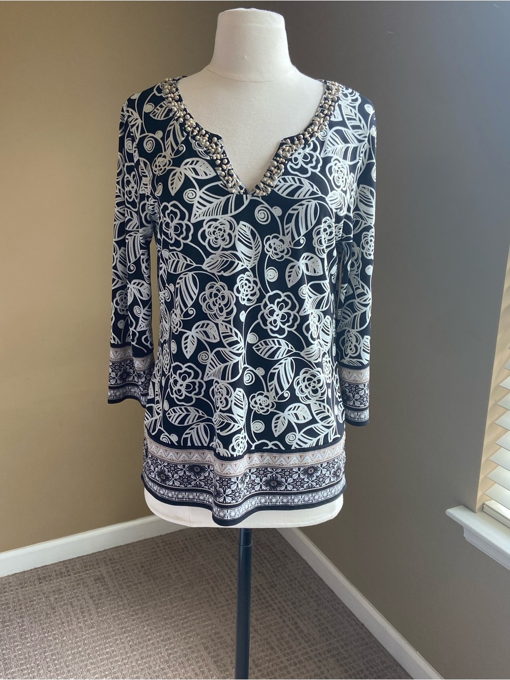 Rafaella Embellished V-Neck Floral Tunic Top - Black & White, Size Small, Casual